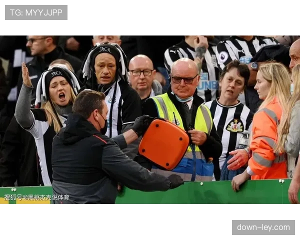 北伦敦德比现温情一幕：热刺球迷看台举起致敬温格横幅