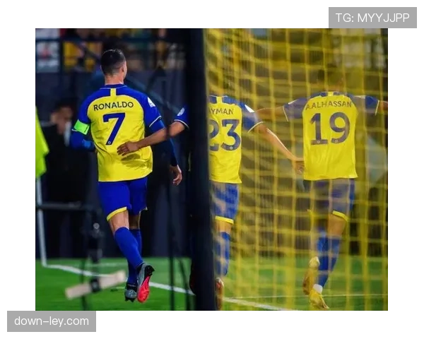 聚焦：看台上，伤愈的里尔中场安热尔-戈米为队友一次精妙的肋部直塞球起立鼓掌